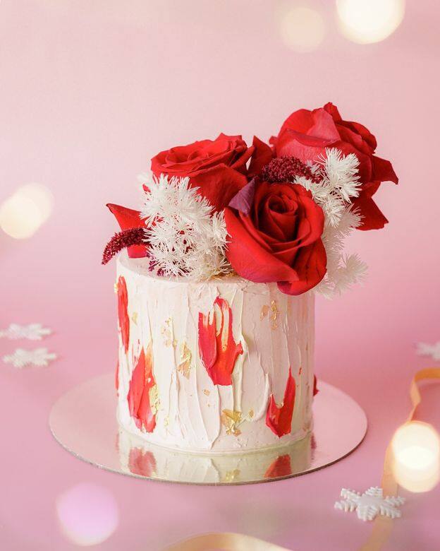 另一款而「Rosy Merry」)則以紅玫瑰為主角,蛋糕口味可選香濃朱古力或伯爵茶蛋 另一款而「Rosy Merry」)則以紅玫瑰為主角,蛋糕口味可選香濃朱古力或伯爵茶蛋
