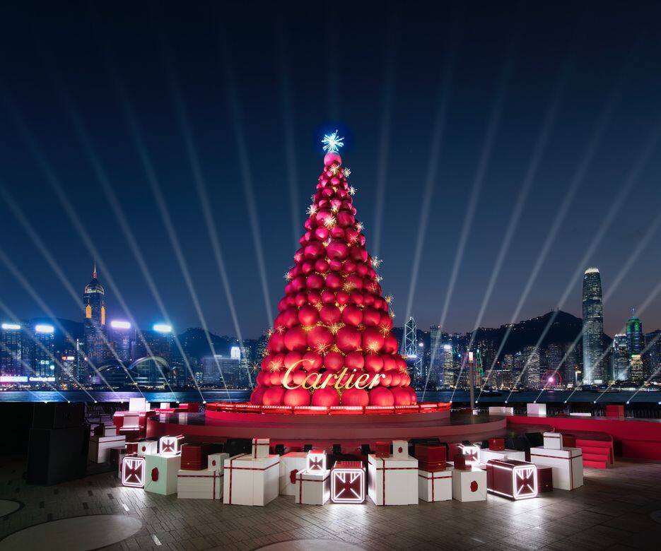 Cartier在 K11 MUSEA Promenade 建造的13 米高聖誕樹,以紅色和金色點綴,品牌的紅盒子佈 Cartier在 K11 MUSEA Promenade 建造的13 米高聖誕樹,以紅色和金色點綴,品牌的紅盒子佈