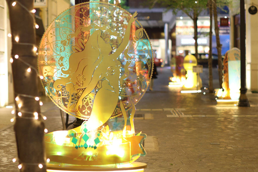 除了中庭外,沿街整條大道亦以12位公主的皇冠圖騰燈飾貫穿,向大家分 除了中庭外,沿街整條大道亦以12位公主的皇冠圖騰燈飾貫穿,向大家分