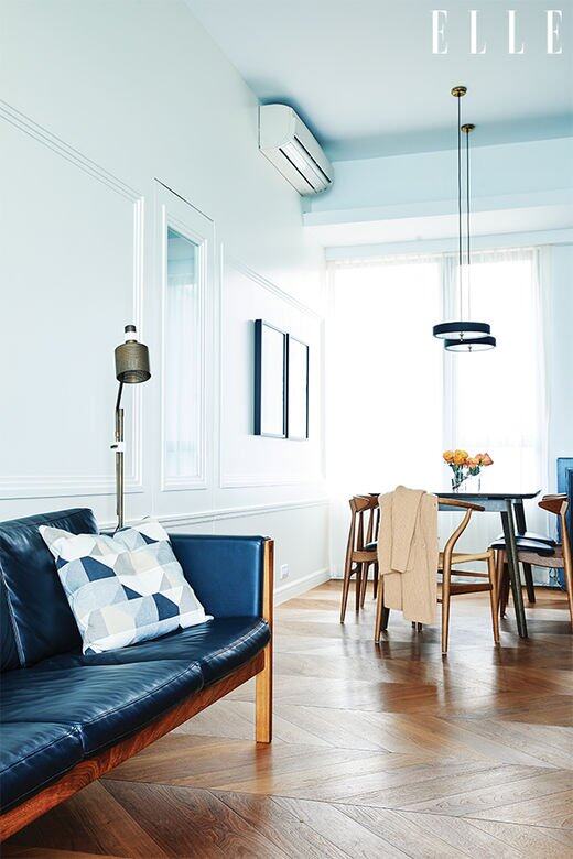 Carl Hansen & Son 的黑色 梳化配合同牌子的木椅子, 兩個空間達到和諧一致。 Carl Hansen & Son 的黑色 梳化配合同牌子的木椅子, 兩個空間達到和諧一致。