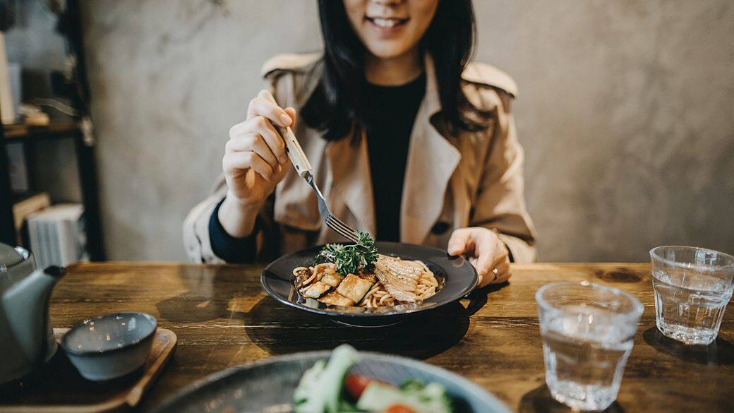 外出吃飯時,都會暫時除下口罩 外出吃飯時,都會暫時除下口罩