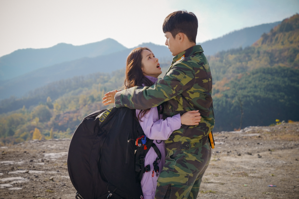 《愛的迫降》女主角孫藝珍因為遇到龍捲風後，誤入北韓軍事區因而遇上玄