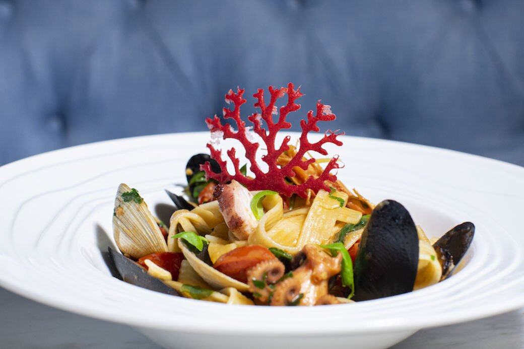 CRUST Italian還在其名為Sala Capri的餐室提供昇華了的拿坡里美饌,該餐廳以距離拿 CRUST Italian還在其名為Sala Capri的餐室提供昇華了的拿坡里美饌,該餐廳以距離拿