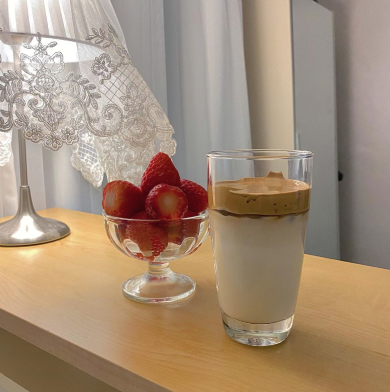 400次咖啡 (Dalgona Coffee)400次咖啡又名焦糖泡沫咖啡(Dalgona Coffee),超綿密的奶泡宛如雲朵 400次咖啡 (Dalgona Coffee)400次咖啡又名焦糖泡沫咖啡(Dalgona Coffee),超綿密的奶泡宛如雲朵