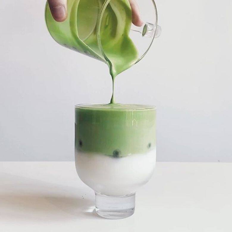 韓國人最近把咖啡變奏成抹茶或士多啤梨口味鮮忌廉才能打出空氣感 韓國人最近把咖啡變奏成抹茶或士多啤梨口味鮮忌廉才能打出空氣感