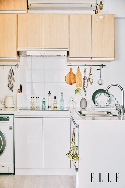 開放式廚房設計成白色，令空間感增大， 同時帶出明亮感。儘管是白色，然而