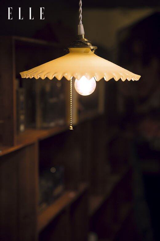 法國古董吊燈用上 拉扯珠鏈子作為開關， 很有情懷呢。