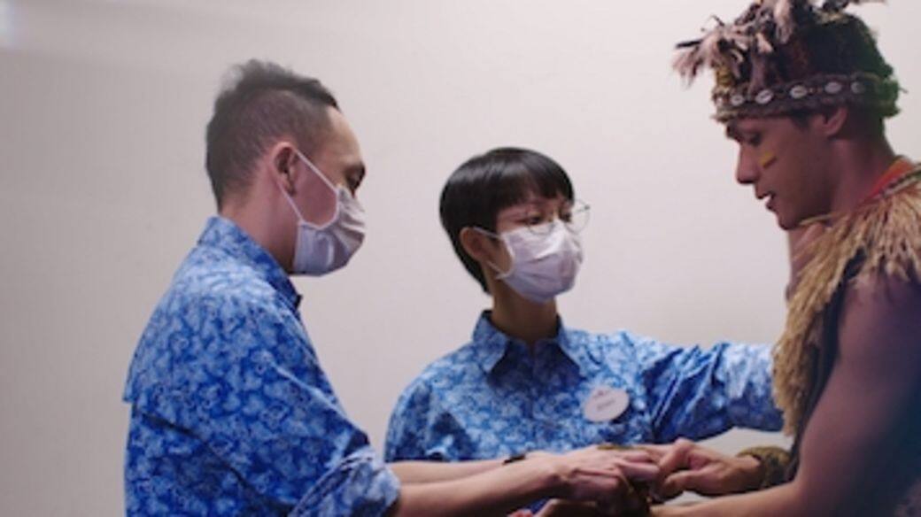 任職香港迪士尼樂園度假區服裝經理的Roy跟同屬服裝部的組長Jenny的愛 任職香港迪士尼樂園度假區服裝經理的Roy跟同屬服裝部的組長Jenny的愛