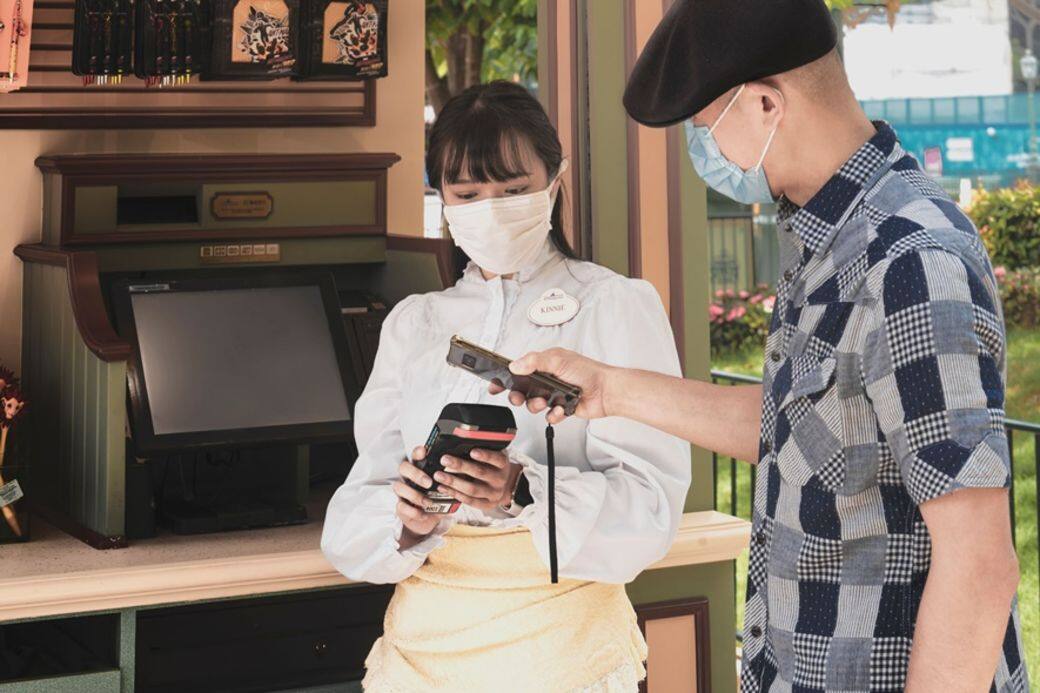 所有商店會實施人數管制。樂園鼓勵賓客盡量使用非接觸式或非現金的 所有商店會實施人數管制。樂園鼓勵賓客盡量使用非接觸式或非現金的