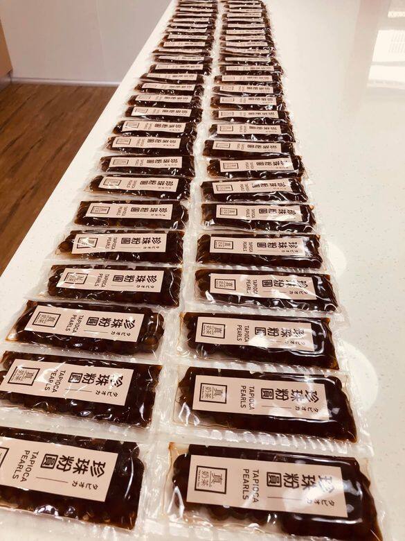 這款即沖珍珠奶茶包括了混合茶粉、糖和珍珠粉圓,糖可以按需要決定加 這款即沖珍珠奶茶包括了混合茶粉、糖和珍珠粉圓,糖可以按需要決定加
