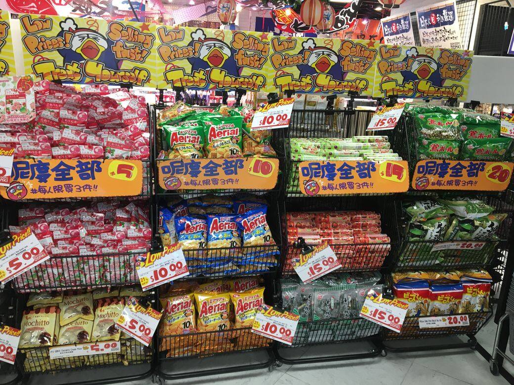 靠近收銀台的零式貨架全部僅售5元!每人限買3件喔。 靠近收銀台的零式貨架全部僅售5元!每人限買3件喔。