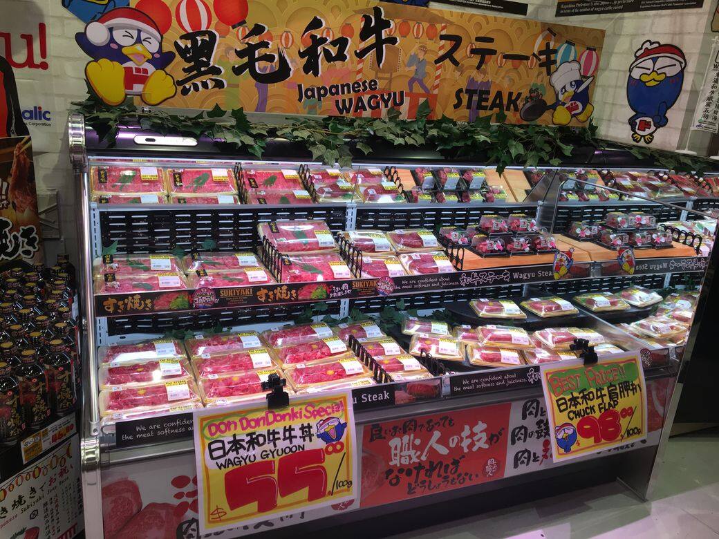 和牛的凍櫃多達4個,這邊的是日本和牛肩扒。 和牛的凍櫃多達4個,這邊的是日本和牛肩扒。
