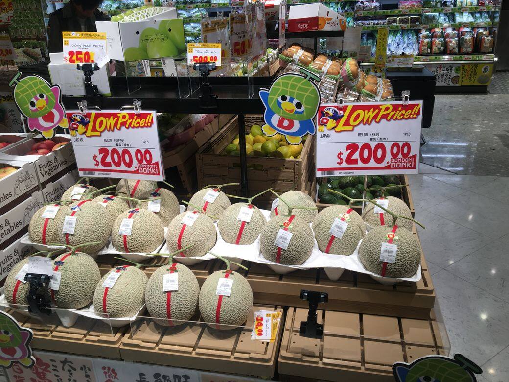 紅肉和綠肉蜜瓜每個均售200元。 紅肉和綠肉蜜瓜每個均售200元。