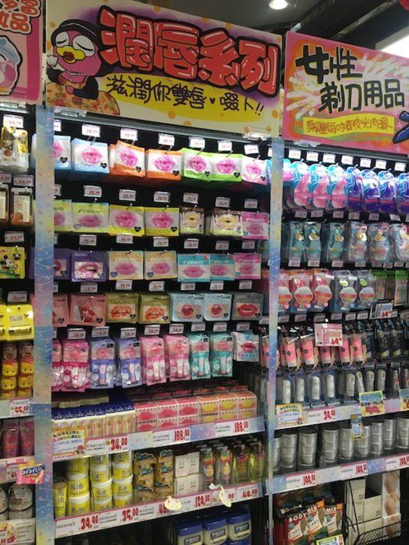 光是潤唇用品已經放滿一個貨架! 光是潤唇用品已經放滿一個貨架!