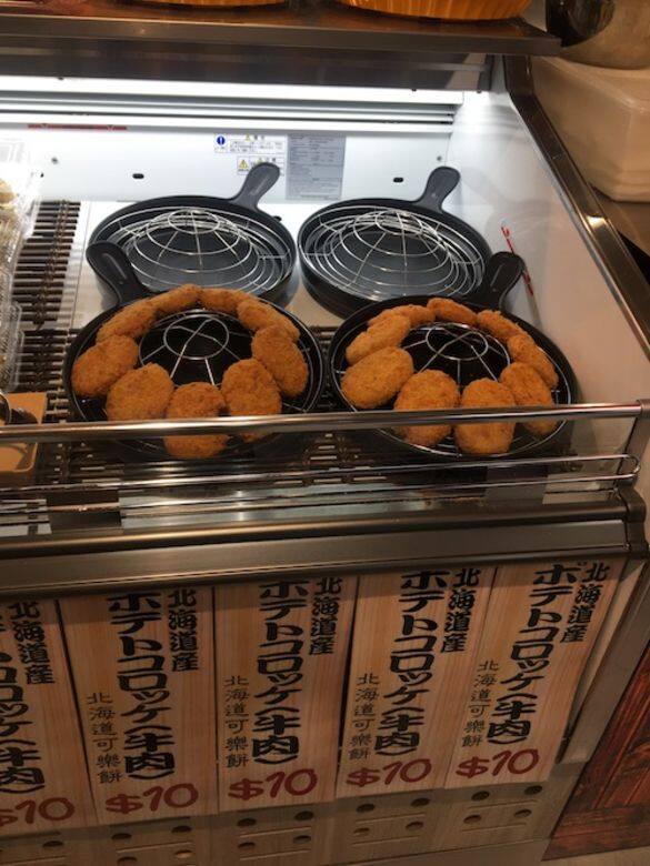 鮮製的牛肉可樂餅10元一塊,外脆內軟,有濃濃的薯蓉味,餡料豐富而不膩。 鮮製的牛肉可樂餅10元一塊,外脆內軟,有濃濃的薯蓉味,餡料豐富而不膩。