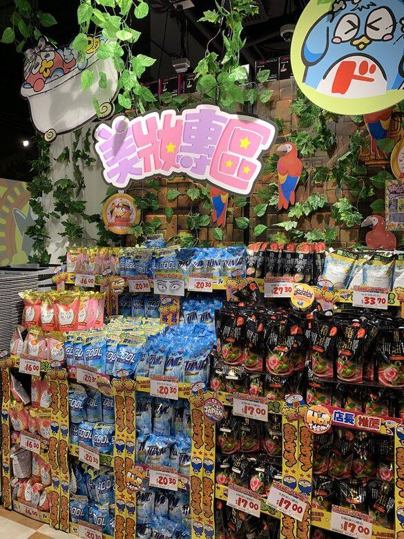 店員會把每月精選貨品放在美妝專區的當眼位置讓大家挑選。 店員會把每月精選貨品放在美妝專區的當眼位置讓大家挑選。