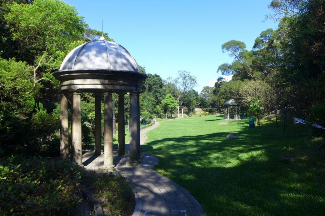 中環山頂公園其實有個美麗的打卡位!你可以在大草地上野餐之外,亦不 中環山頂公園其實有個美麗的打卡位!你可以在大草地上野餐之外,亦不