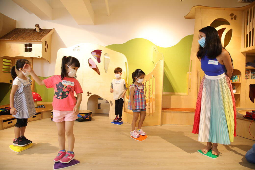 由幼兒創意藝術專家 Baumhaus 主持的幼兒音樂課(3 至 4 歲),因應孩子的發展水 由幼兒創意藝術專家 Baumhaus 主持的幼兒音樂課(3 至 4 歲),因應孩子的發展水
