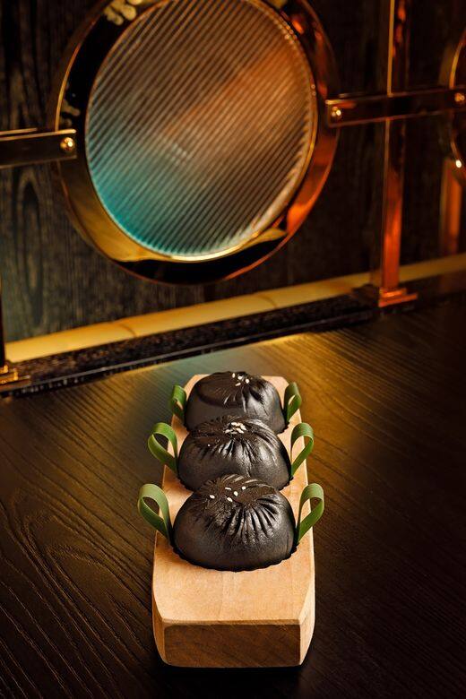 圓方分店亦有不少特色佳餚,例如靈感源自上海煎包,以天然墨汁製作麵 圓方分店亦有不少特色佳餚,例如靈感源自上海煎包,以天然墨汁製作麵