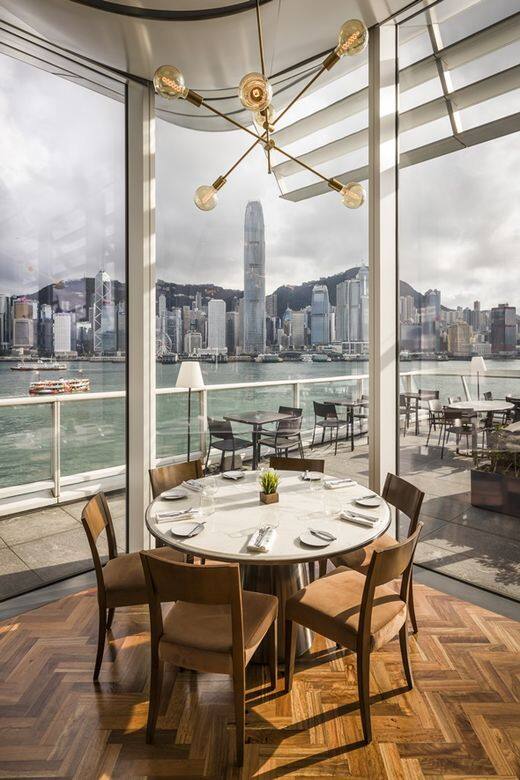 甫步入Harbourside Grill,看見180度維港景致已感到值回票價,喜歡的話亦可坐在戶外 甫步入Harbourside Grill,看見180度維港景致已感到值回票價,喜歡的話亦可坐在戶外