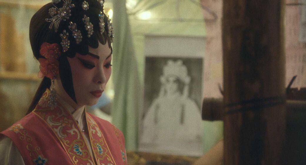 支撐着戲棚,並非竹枝與木杉,而是竹棚下的所有人,是演員、衣箱、樂手、搭棚 支撐着戲棚,並非竹枝與木杉,而是竹棚下的所有人,是演員、衣箱、樂手、搭棚