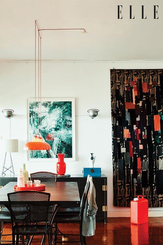 Daphné家中有不少充滿港式情懷的家具，包括購自灣仔街市的紅色吊燈、由親戚製作的汽油桶地燈。牆上展示的是 Daphné的祖母Wil Fruytier於1957年製作的第一幅掛氈，另一幅藝術品《Catchwchater Dwellings》（2018）則出自 Daphné之手，展示於密集的城市中有一組光線透過狹縫投射在建築環境上，宛如劇院中的戲劇化場面。 