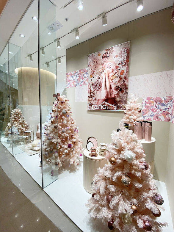 新店櫥窗的粉紅色聖誕樹佈置，讓客人感受到濃厚的節日氣氛，有如打卡