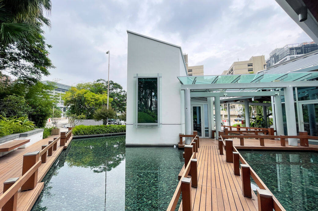 除了Opus Hong Kong,很多人也許並不知道Frank Gehry在香港也有其他的設計, 大隱隱於市,建築位於屯門醫院中,並不起眼,但有機會看到鳥瞰圖,就會知道是 Frank Gehry的設計。這個銘琪癌症關顧中心Maggie’s Cancer Caring Centre,身處屯 門醫院卻獨立在內,為癌症患者與他們的家屬、朋友和照顧者等,提供全方位的免費支援。這幢小平房採用了中式亭台樓閣及庭園的設計,由流水小橋包圍,希望中心使用者能在這個空間享有一刻的平靜。 除了Opus Hong Kong,很多人也許並不知道Frank Gehry在香港也有其他的設計, 大隱隱於市,建築位於屯門醫院中,並不起眼,但有機會看到鳥瞰圖,就會知道是 Frank Gehry的設計。這個銘琪癌症關顧中心Maggie’s Cancer Caring Centre,身處屯 門醫院卻獨立在內,為癌症患者與他們的家屬、朋友和照顧者等,提供全方位的免費支援。這幢小平房採用了中式亭台樓閣及庭園的設計,由流水小橋包圍,希望中心使用者能在這個空間享有一刻的平靜。