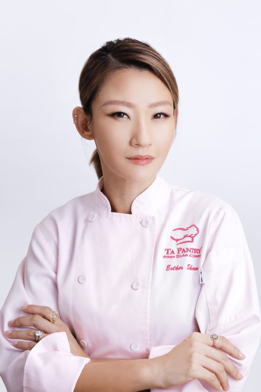 法國餐廳 Maison ES 的主理人。生於香港、長於美國的她，家中長輩均是上海人，自