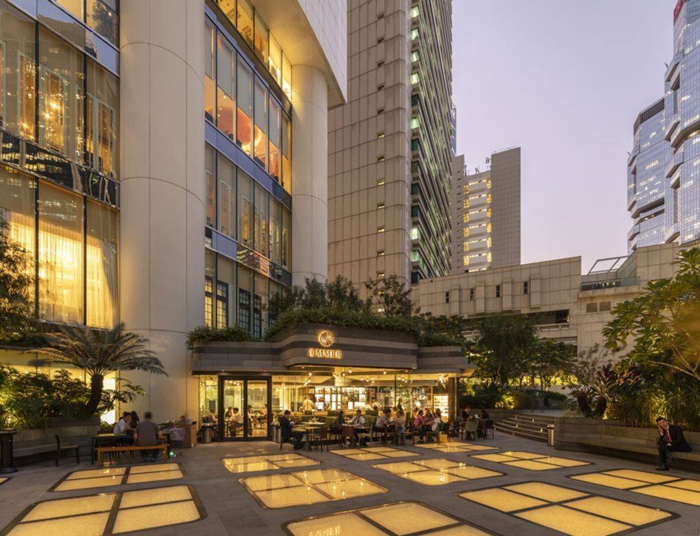 另一間開幕不久的餐廳是位於金鐘的薄餅店Emmer Pizzeria & Cafe,店內座位多,而且有 另一間開幕不久的餐廳是位於金鐘的薄餅店Emmer Pizzeria & Cafe,店內座位多,而且有