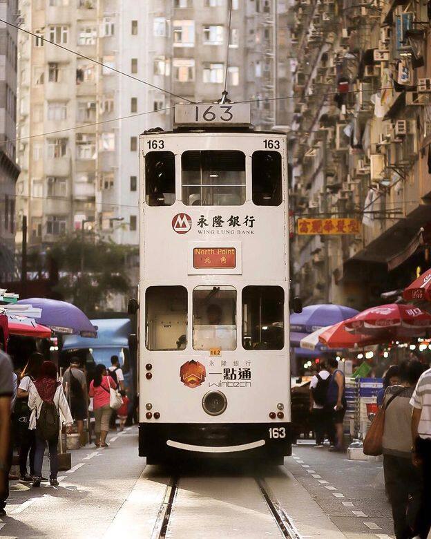 電車與市民擦肩而過的奇景,只會出現於北角春秧街街市,只因這裡是香 電車與市民擦肩而過的奇景,只會出現於北角春秧街街市,只因這裡是香