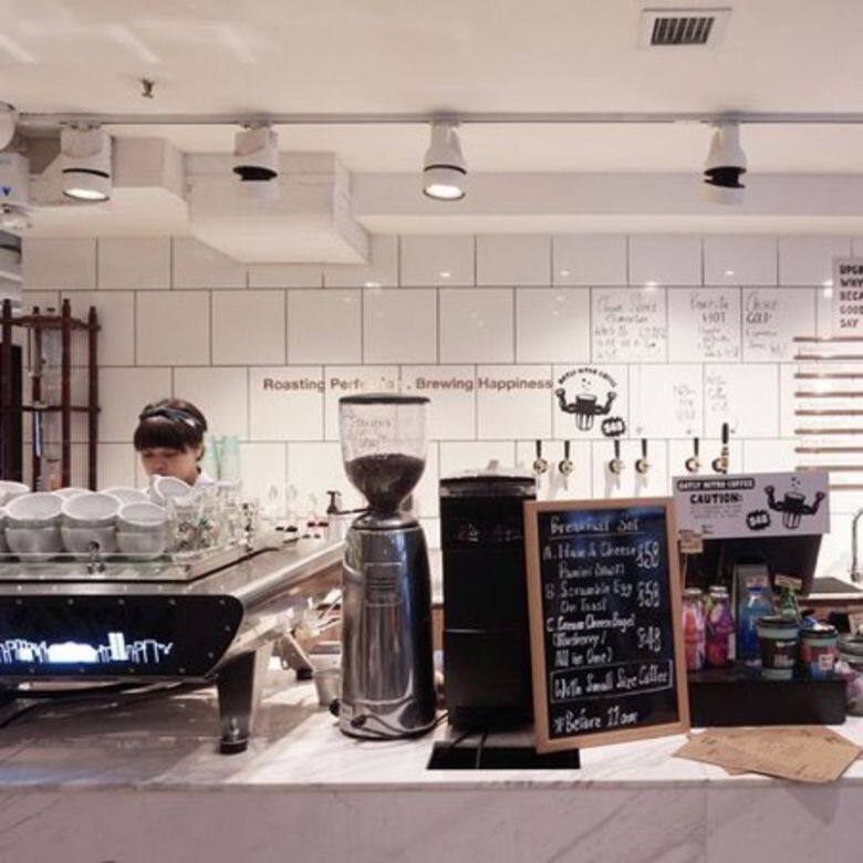 以純白色系為主的Coco Espresso咖啡廳店面並不大,但上班時間的人潮卻絡繹不 以純白色系為主的Coco Espresso咖啡廳店面並不大,但上班時間的人潮卻絡繹不