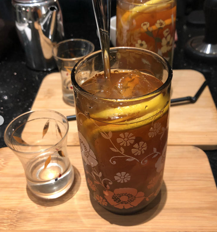 帶有香港濃濃懷舊風格的杯器,搭配濃醇咖啡香讓整體品飲質感更提升 帶有香港濃濃懷舊風格的杯器,搭配濃醇咖啡香讓整體品飲質感更提升