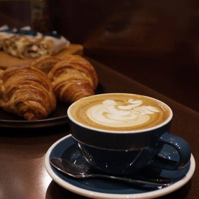 5. Appendix Coffee & Bar咖啡廳Appendix Coffee & Bar是位律師老闆,因為自身熱愛咖啡與調酒,因此除了 5. Appendix Coffee & Bar咖啡廳Appendix Coffee & Bar是位律師老闆,因為自身熱愛咖啡與調酒,因此除了