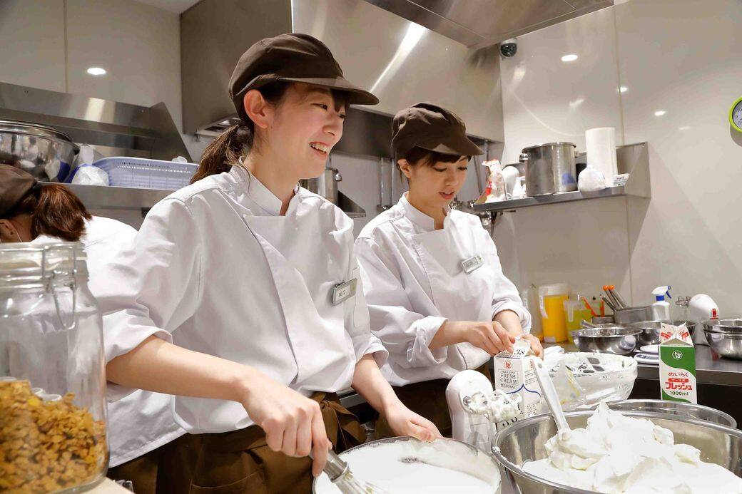每一客班戟都是即叫即製,需時約20 分鐘,店主表示若要營造出 A Happy Pancake 的空氣感,粉漿必定要即場預備。另外,烤班戟時所用的烤盤溫度管理亦很重要,過熱會令班戟無法膨脹起來,因此要反覆檢查烤盤的熱度才行。 每一客班戟都是即叫即製,需時約20 分鐘,店主表示若要營造出 A Happy Pancake 的空氣感,粉漿必定要即場預備。另外,烤班戟時所用的烤盤溫度管理亦很重要,過熱會令班戟無法膨脹起來,因此要反覆檢查烤盤的熱度才行。