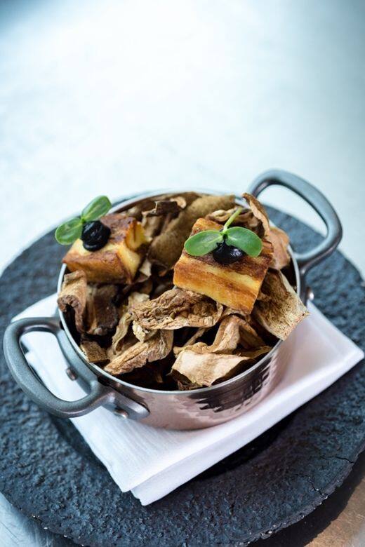 另一款松露布甸是傳統英式甜品「麵包布甸」的鹹味版本。將一層層牛角包 另一款松露布甸是傳統英式甜品「麵包布甸」的鹹味版本。將一層層牛角包