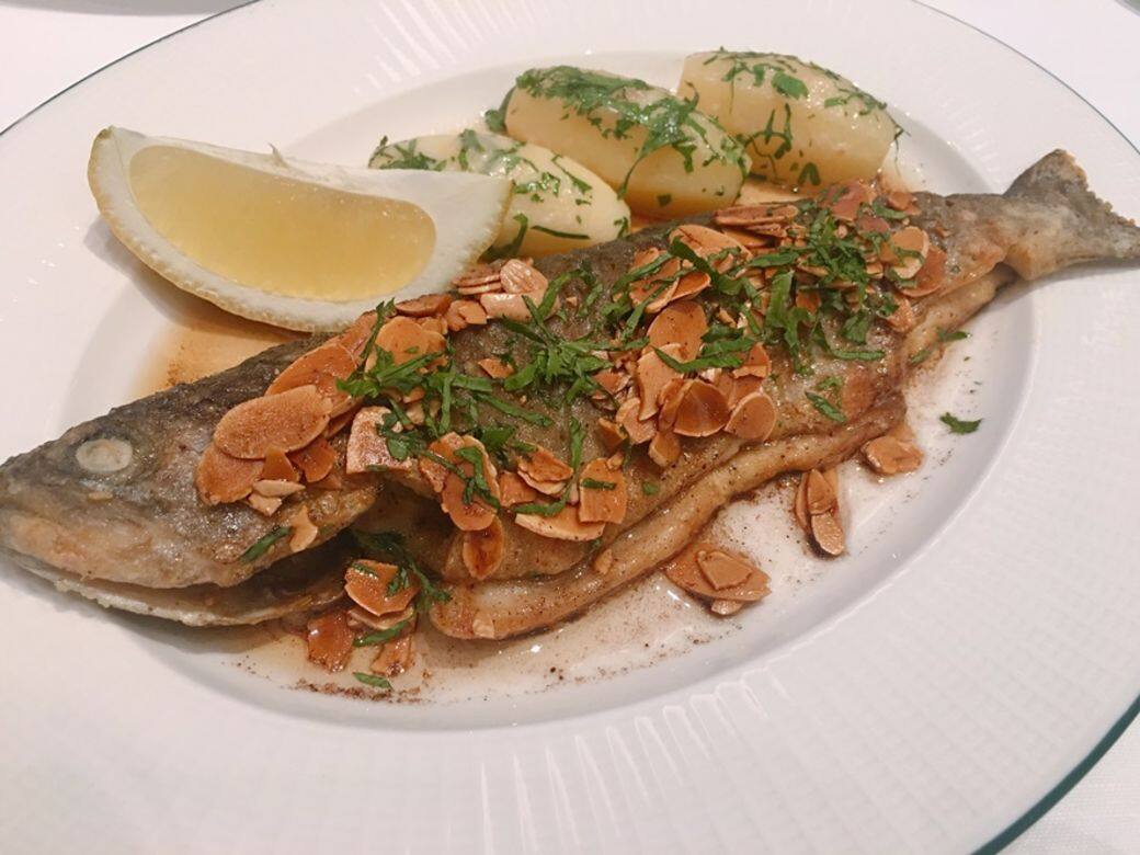 Cafe的招牌菜包括牛油煎鱒魚、法式煎牛仔肉、法式芥末起司焗龍蝦,和牛肉 Cafe的招牌菜包括牛油煎鱒魚、法式煎牛仔肉、法式芥末起司焗龍蝦,和牛肉