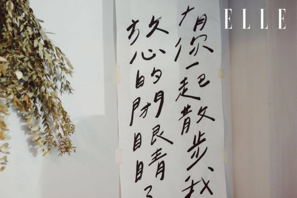 食物簡單美味,環境舒適,客人坐的是木椅桌,四周有乾花、書法等布置。食堂 食物簡單美味,環境舒適,客人坐的是木椅桌,四周有乾花、書法等布置。食堂