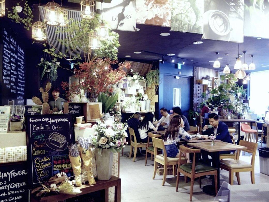 銅鑼灣誠品書店的9樓,飄來一陣花香、咖啡香,說的是佔據其中一角的花 銅鑼灣誠品書店的9樓,飄來一陣花香、咖啡香,說的是佔據其中一角的花