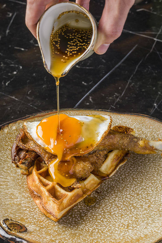 Duck & Waffle的菜式融匯美式和歐陸元素,其中靈魂名菜必數舉世知名的Duck & Waffle鴨 Duck & Waffle的菜式融匯美式和歐陸元素,其中靈魂名菜必數舉世知名的Duck & Waffle鴨