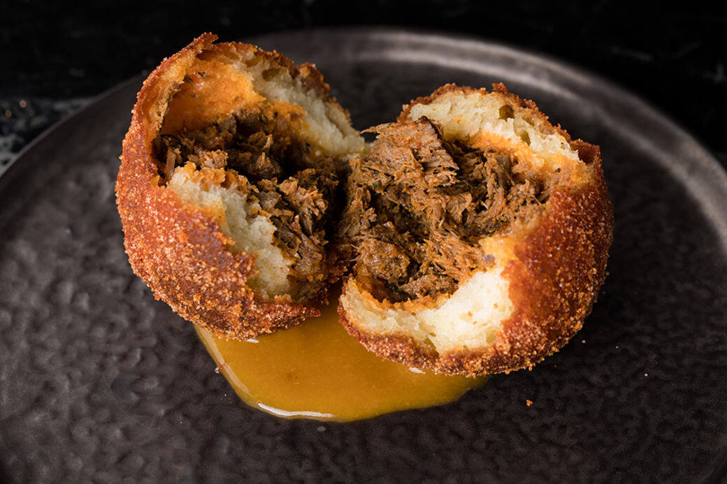 這款靈感來自中式傳統包點的Spiced Ox Cheek Doughnut,冬甩內包裹著加入忌廉芝士和 這款靈感來自中式傳統包點的Spiced Ox Cheek Doughnut,冬甩內包裹著加入忌廉芝士和