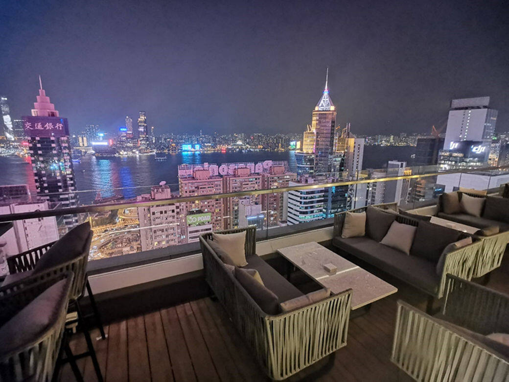 食物和雞尾酒都「正」,露台的景色也是無得頂,可盡覽270度維港景色。ZENG地址 食物和雞尾酒都「正」,露台的景色也是無得頂,可盡覽270度維港景色。ZENG地址