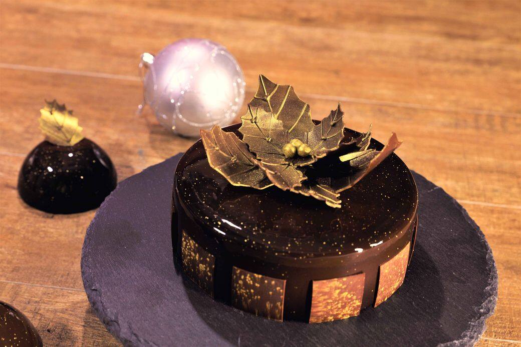 餅店Meltly Place的「Holiday Wishes」橙香朱古力蛋糕,先以橙朱古力慕絲為外層,中間是黑醋 餅店Meltly Place的「Holiday Wishes」橙香朱古力蛋糕,先以橙朱古力慕絲為外層,中間是黑醋