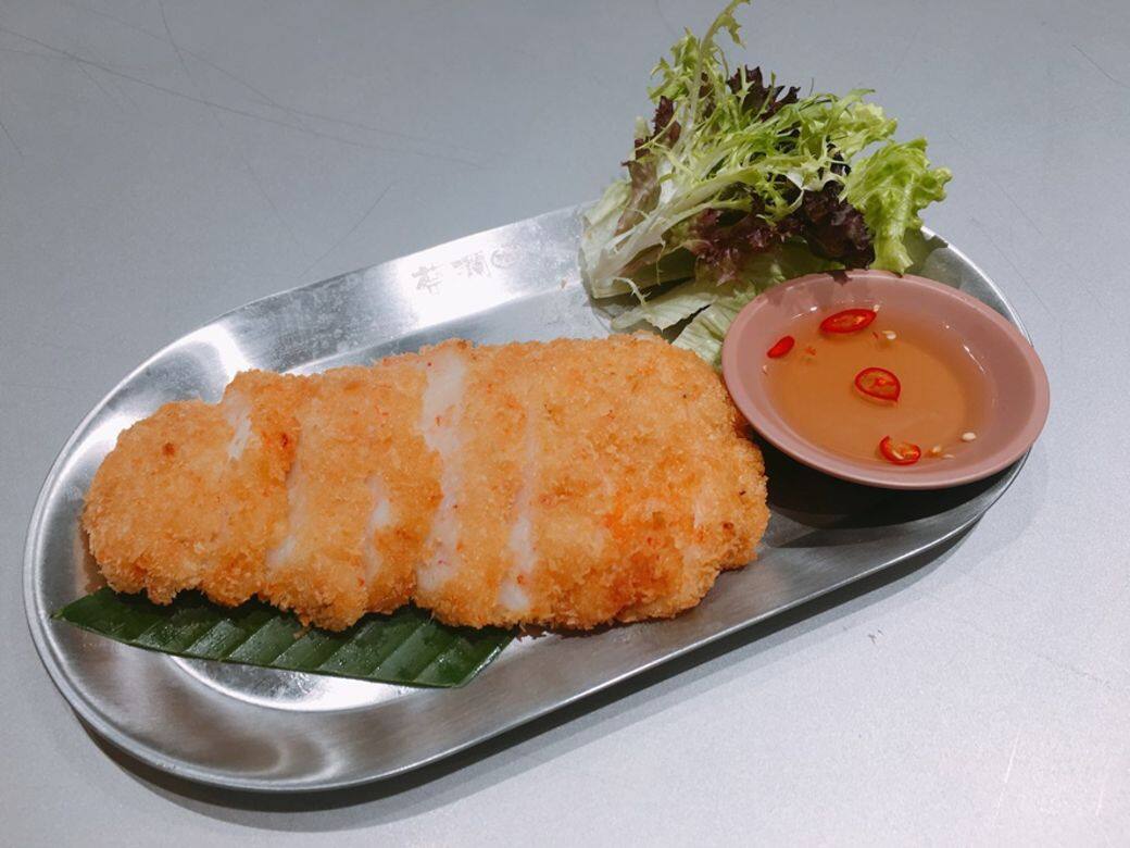 吃越南粉少不了點小食,店內有五款小食和兩款沙律、炒菜,包括圖中的越 吃越南粉少不了點小食,店內有五款小食和兩款沙律、炒菜,包括圖中的越