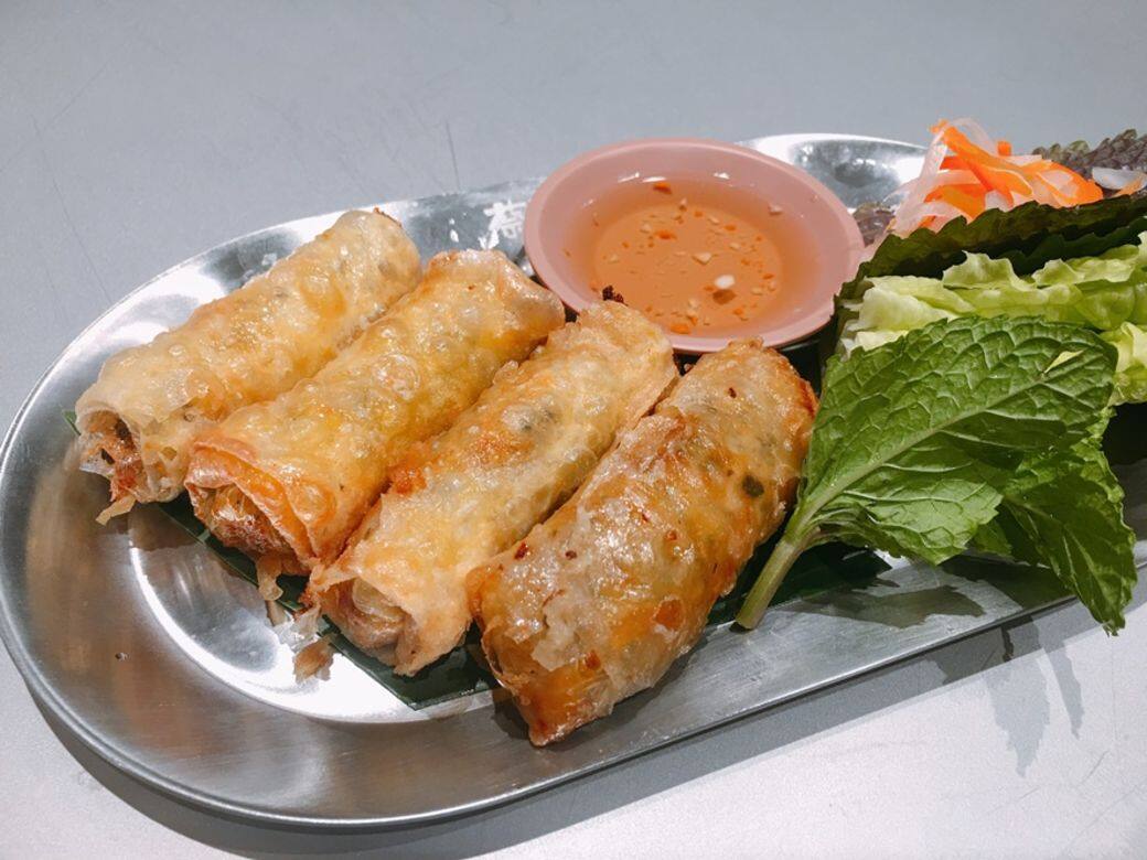 吃越南粉少不了點小食,店內有五款小食和兩款沙律、炒菜,包括圖中的越 吃越南粉少不了點小食,店內有五款小食和兩款沙律、炒菜,包括圖中的越