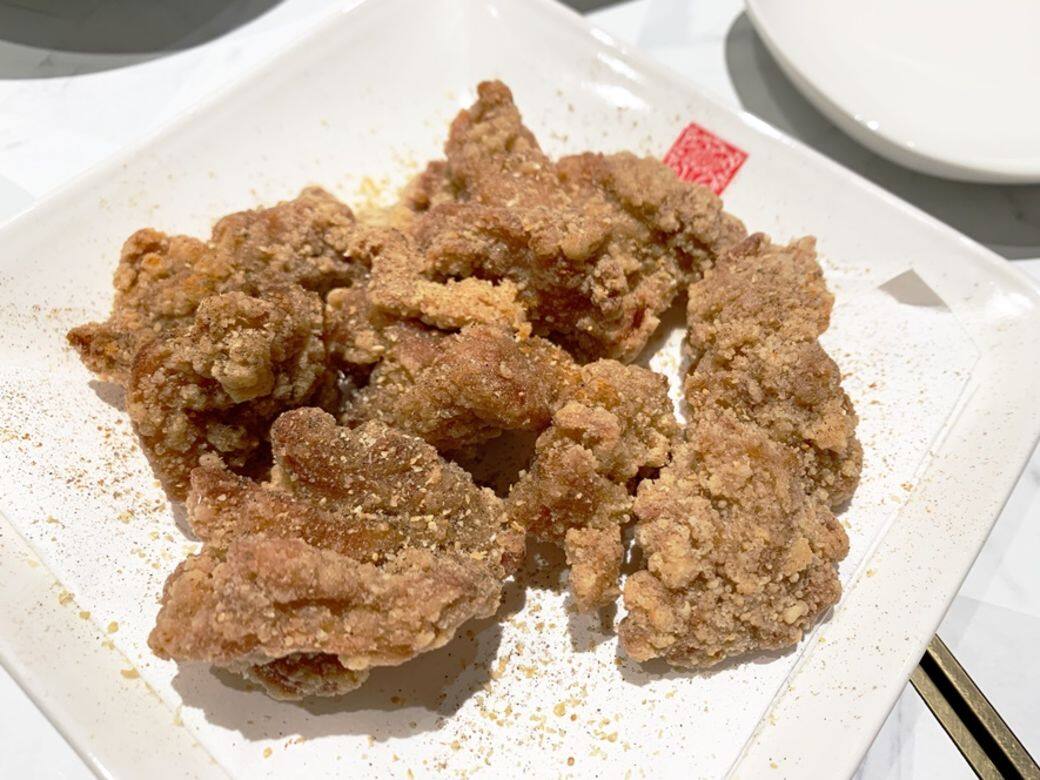 鹽酥雞是台灣著名的街頭小食,這裡的是精緻版本。雞件炸得酥脆,而且雞 鹽酥雞是台灣著名的街頭小食,這裡的是精緻版本。雞件炸得酥脆,而且雞