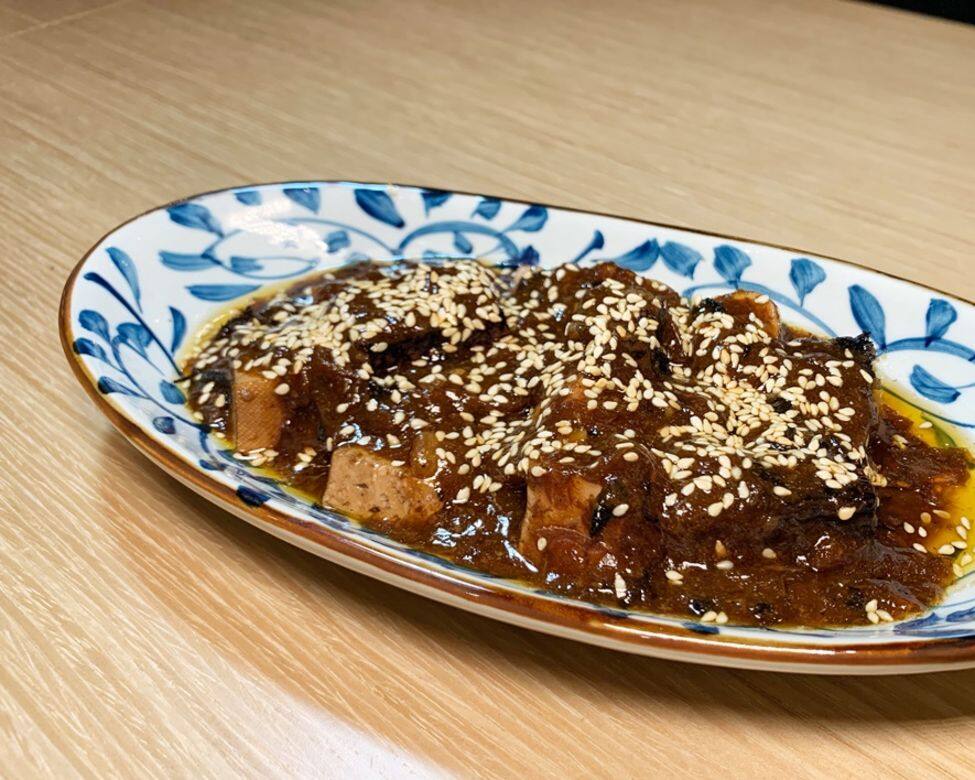 用烏龍茶混入滷汁來滷成的豆干,除了充滿豆香,也有富層次的烏龍茶及 用烏龍茶混入滷汁來滷成的豆干,除了充滿豆香,也有富層次的烏龍茶及