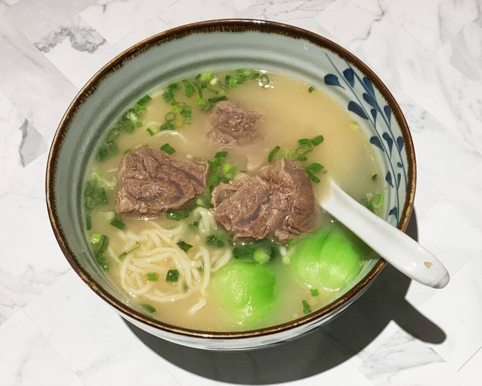 吃得相對沒太重口味的,最好來一碗清燉牛肉麵。清徹的牛湯底,喝起來舒 吃得相對沒太重口味的,最好來一碗清燉牛肉麵。清徹的牛湯底,喝起來舒