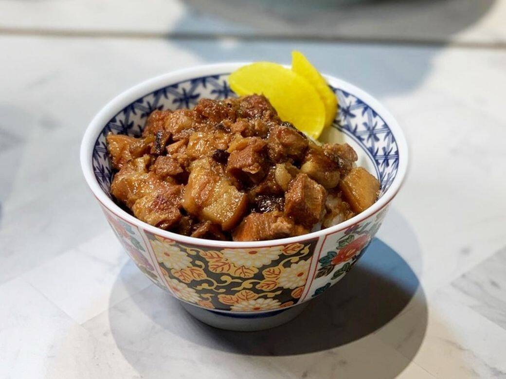 小小的一碗的魯肉飯,五花肉切成條狀,是最正宗的做法。五花肉條香甜可 小小的一碗的魯肉飯,五花肉切成條狀,是最正宗的做法。五花肉條香甜可
