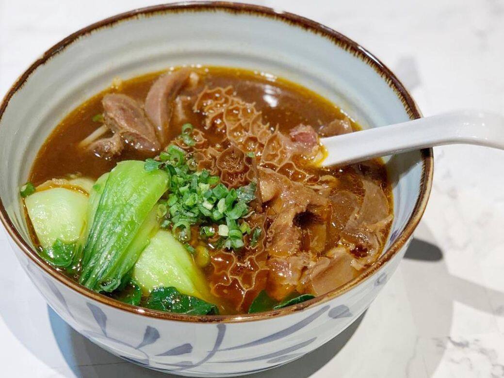 這碗牛肉麵十分足料,有牛腱、牛肚,也有牛筋。先呷一口湯,味道鮮香充滿牛 這碗牛肉麵十分足料,有牛腱、牛肚,也有牛筋。先呷一口湯,味道鮮香充滿牛